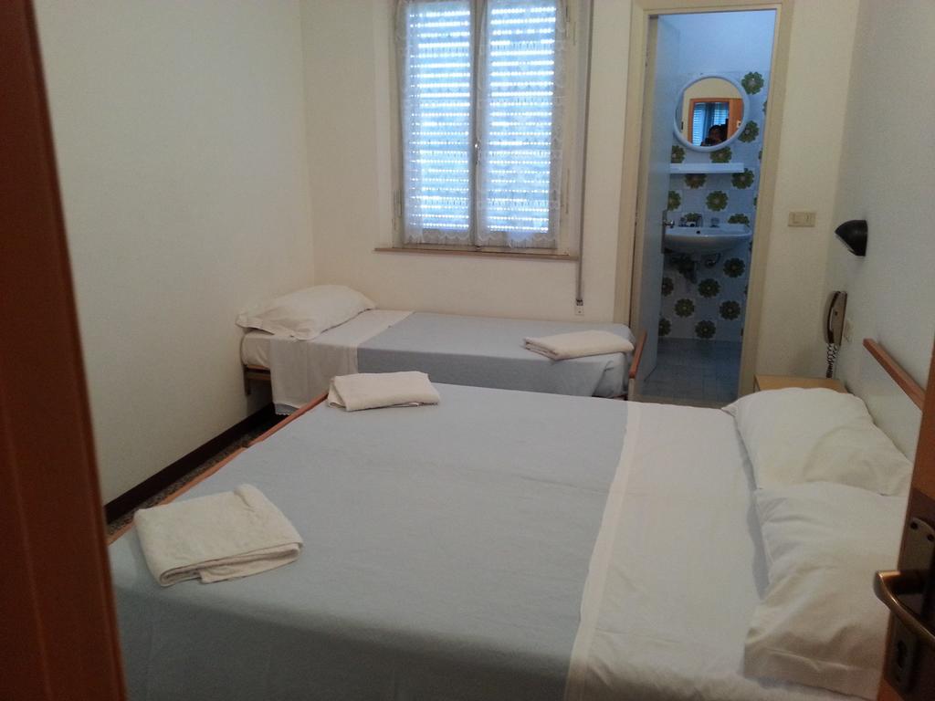Fiorina Bed&Breakfast - Colazione Fino A Mezzogiorno - Beach Village Gratuito - Aquafan25 Oltremare20 Riccione Bilik gambar